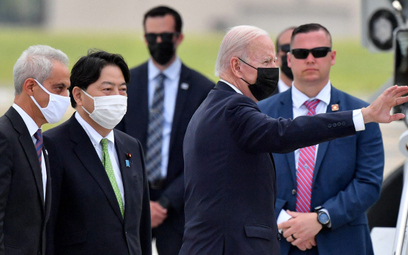 Prezydent Joe Biden przyleciał w niedzielę do Tokio, witał go szef MSZ Yoshimasa Hayashi