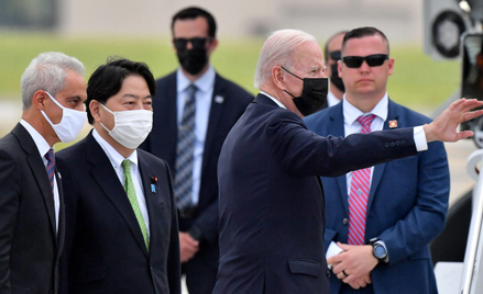 Prezydent Joe Biden przyleciał w niedzielę do Tokio, witał go szef MSZ Yoshimasa Hayashi