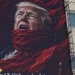 Billboard przedstawiający Donalda Trumpa na jednym z bloków w Teheranie