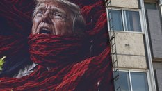 Billboard przedstawiający Donalda Trumpa na jednym z bloków w Teheranie