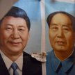Xi Jinping i Mao Tse-tung, najważniejsi przywódcy komunistycznych Chin, razem na portretach na targu