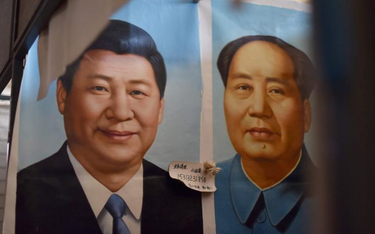 Xi Jinping i Mao Tse-tung, najważniejsi przywódcy komunistycznych Chin, razem na portretach na targu