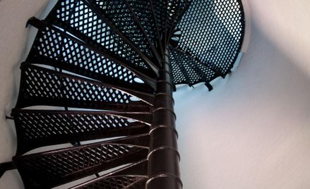 Chcesz połączyć mieszkania schodami? Zgoda spółdzielni nie wystarczy