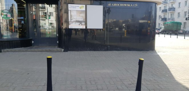 Ściana Budynku przy Grochowskiej, gdzie mieszkańcy zostawiali maskotki i palili znicze