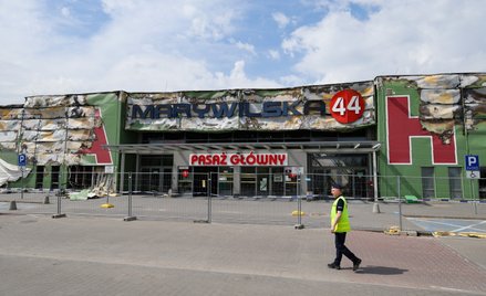 Spalona hala targowa przy ulicy Marywilskiej 44 w Warszawie