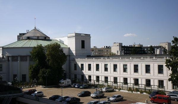 Carpets with pile structure and furniture resistant to fingerprints. We know how the parliamentary hotel will change.