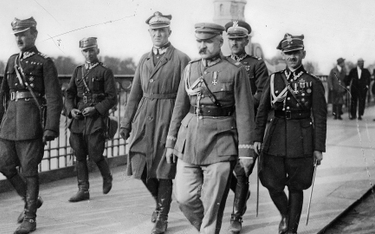 Marszałek Józef Piłsudski w towarzystwie oficerów na moście Poniatowskiego, gdzie doszło do spotkani