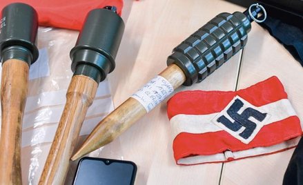 Ręczne granaty z czasów II wojny światowej oraz opaska Hitlerjugend znalazły się wśrod przedmiotów, 