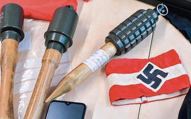 Ręczne granaty z czasów II wojny światowej oraz opaska Hitlerjugend znalazły się wśrod przedmiotów, 