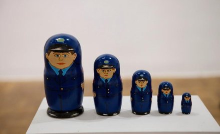 Ksenia Hnylytska, Policyjne matrioszki, 2013, technika mieszana, wysokość 18 cm, courtesy of Mystets