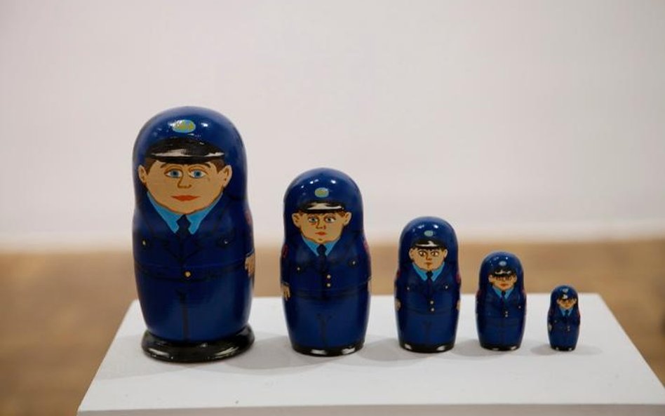 Ksenia Hnylytska, Policyjne matrioszki, 2013, technika mieszana, wysokość 18 cm, courtesy of Mystets