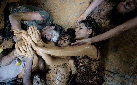 16 listopada, Brazylia, protest przed budynkiem firmy górniczej Vale. W wyniku przerwania zapory gór