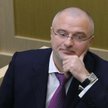 Senator Andriej Kliszas z jednym ze swych zegarków, które teraz będą chronione ustawowo