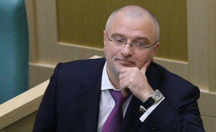 Senator Andriej Kliszas z jednym ze swych zegarków, które teraz będą chronione ustawowo