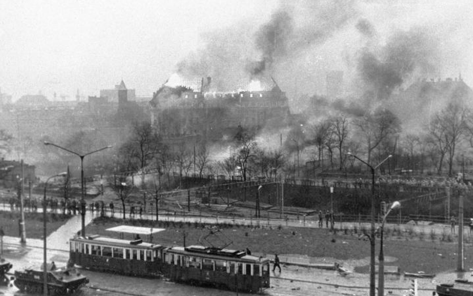 Płonie Komitet Wojewódzki PZPR w Gdańsku. Jedna z czytelniczek żądała, by sprawców „nawet pozbawić ż