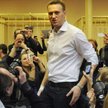 Aleksiej Nawalny oblegany przez dziennikarzy po przybyciu na salę sądową