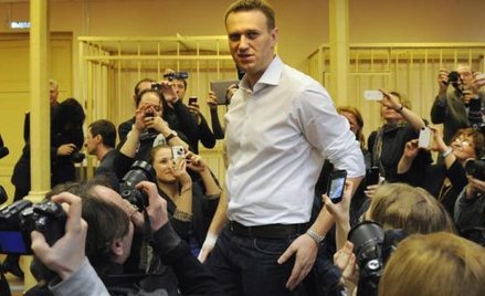 Aleksiej Nawalny oblegany przez dziennikarzy po przybyciu na salę sądową