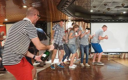 I zwycięska drużyna może opić zwycięstwo szapanem.