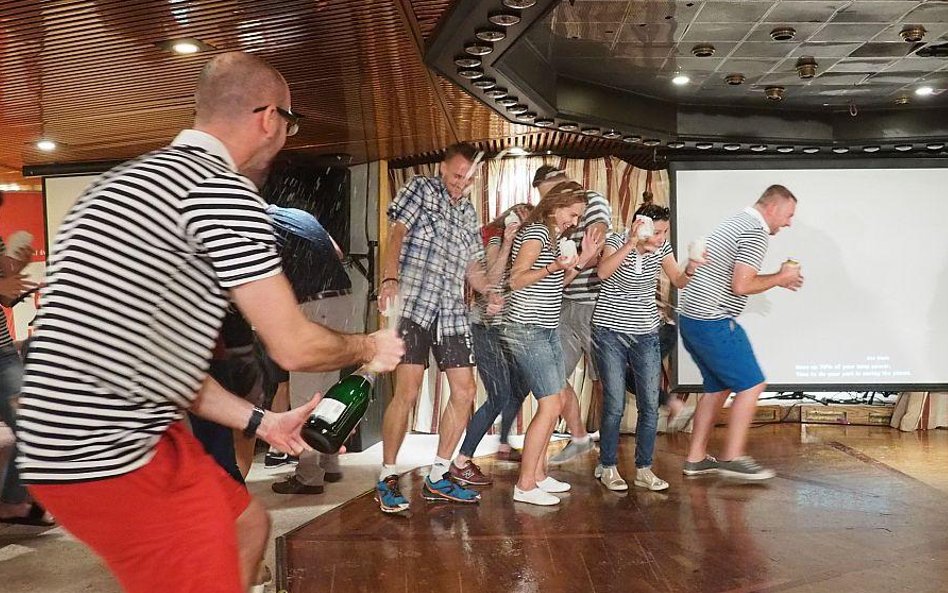 I zwycięska drużyna może opić zwycięstwo szapanem.