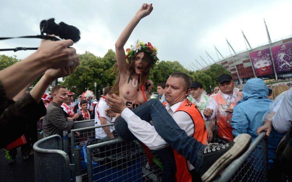 Dziewczyny z Femen rozebrały się przed Narodowym