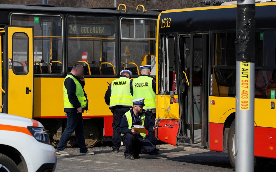 Tramwaj ruszający z przystanku uderzył w pojazd komunikacji autobusowej przejeżdżający przez rondo