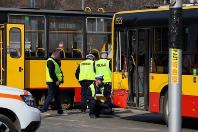 Tramwaj ruszający z przystanku uderzył w pojazd komunikacji autobusowej przejeżdżający przez rondo