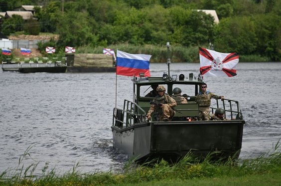 Rosyjscy żołnierze z wojsk inżynieryjnych biorą udział w pokazie umiejętności w obwodzie rostowskim.