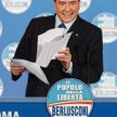 Silvio Berlusconi przemawia na wiecu wyborczym swej partii Lud Wolności