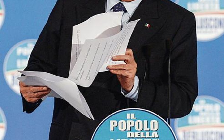 Silvio Berlusconi przemawia na wiecu wyborczym swej partii Lud Wolności