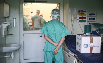 Mediana zarobków lekarzy to 25,6 tys. na kontrakcie, 23,7 tys. na etacie