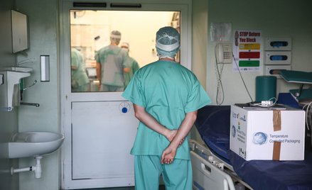 Mediana zarobków lekarzy to 25,6 tys. na kontrakcie, 23,7 tys. na etacie