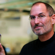Steve Jobs z pierwszym iPhonem w 2007 roku