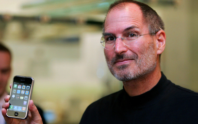 Steve Jobs z pierwszym iPhonem w 2007 roku