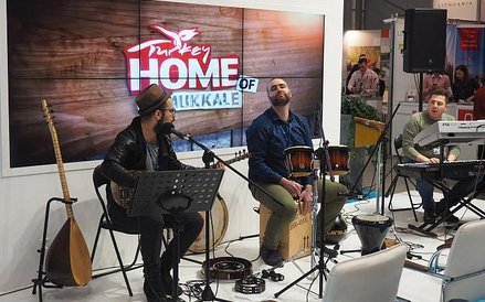 Tureccy spece od promocji zaprosili tym razem zespół grający nowoczesną muzykę inspirowaną tradycją,