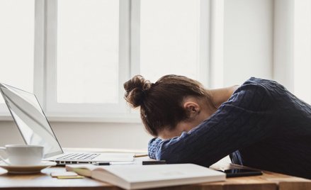 Pandemia bije w studentów