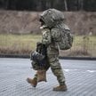 Żołnierz USA w okolicy lotniska w podrzeszowskiej Jasionce