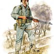Amerykański żołnierz piechoty w hełmie M1, uzbrojony w karabin maszynowy Browning BAR-1937 i dwa gra