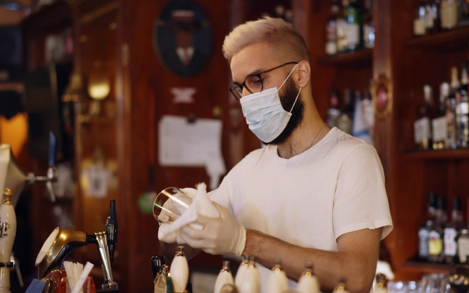 Anglicy oburzeni. Wstęp do baru i restauracji tylko po złożeniu podpisu