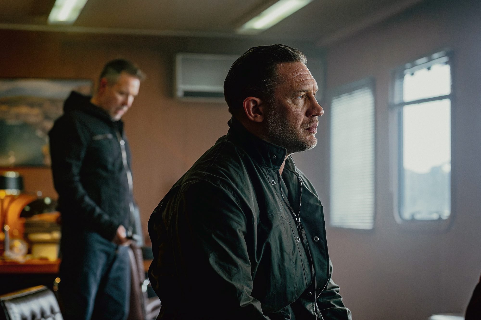 „Strefa gangsterów” – recenzja. Guy Ritchie narzuca serialowi wybuchowy rytm