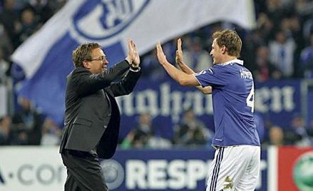 Trener Ralf Ragnick i Benedikt Hoewedes świętują sukces