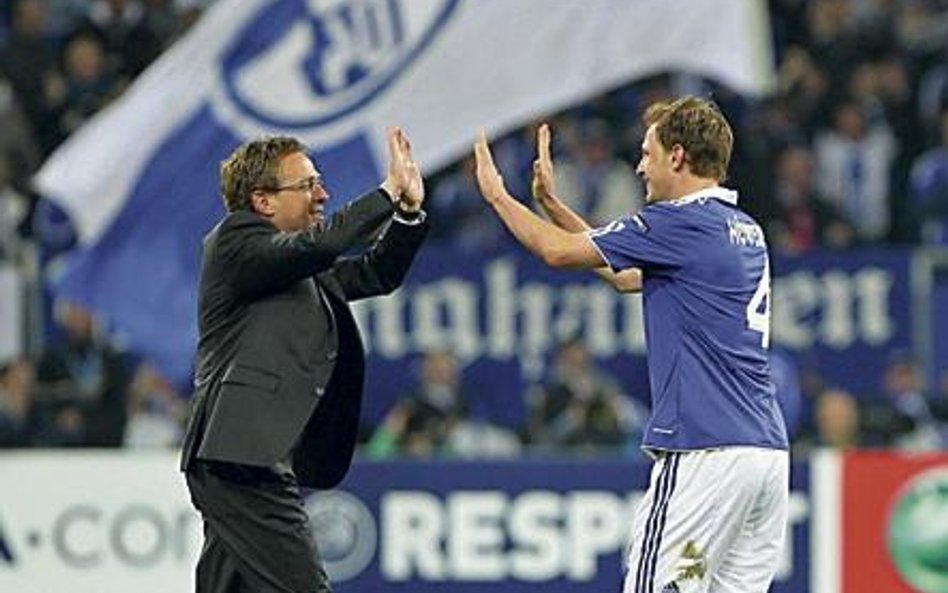 Trener Ralf Ragnick i Benedikt Hoewedes świętują sukces