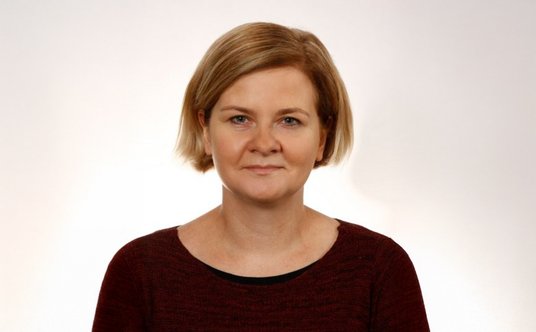 dr Anna Miotk jest dyrektorką ds. komunikacji w Polskich Badaniach Internetu oraz adiunktką w Katedr