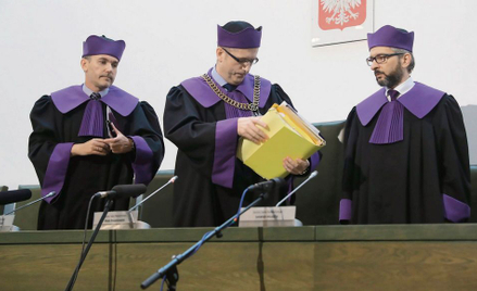 Przedstawiciele Temidy zachowywaliby się być może inaczej, gdyby władza nie zapędziła ich wcześniej 