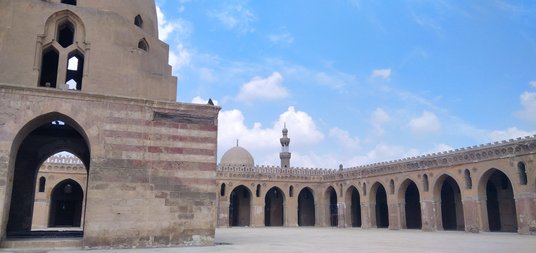 Meczet ibn Tulluna w Kairze – zbudowany w IX wieku przez koptyjskiego architekta.