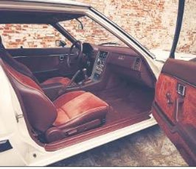 Białe nadwozie połączone z wnętrzem w kolorze burgunda – miks idealny.