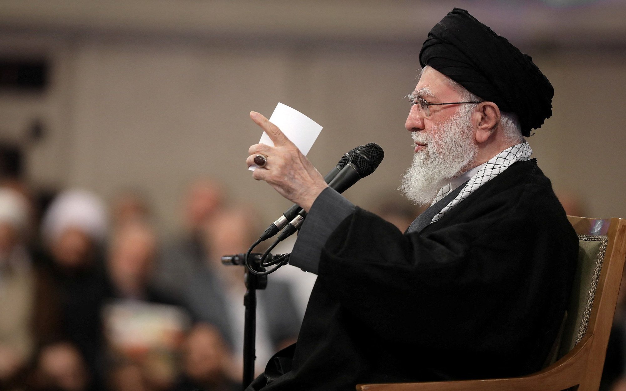 16 ofiar protestów w Iranie. Ajatollah: Nie ulegniemy wrogowi. Prezydent uspokaja