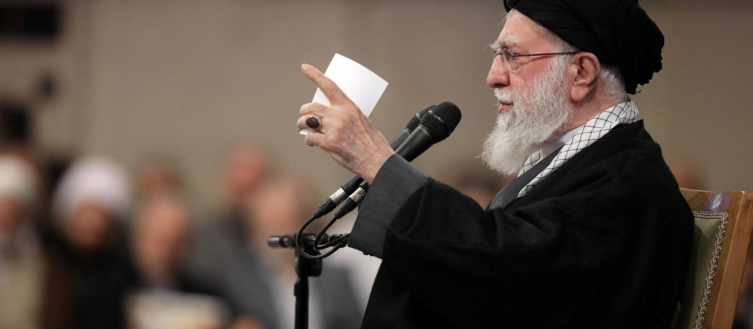 16 ofiar protestów w Iranie. Ajatollah: Nie ulegniemy wrogowi. Prezydent uspokaja