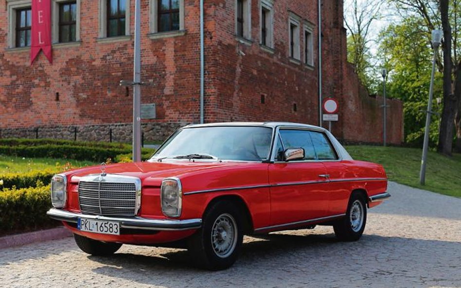 Mercedes Serii W114 debiutował blisko 50 lat temu, w 1968 roku. Oferowany był jako sedan, przedłużon