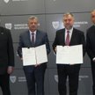 Maciej Wudarski - wiceprezydent Poznania (od lewej), Wojciech Tulibacki - prezes MPK Poznań, Marek W