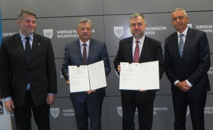 Maciej Wudarski - wiceprezydent Poznania (od lewej), Wojciech Tulibacki - prezes MPK Poznań, Marek W